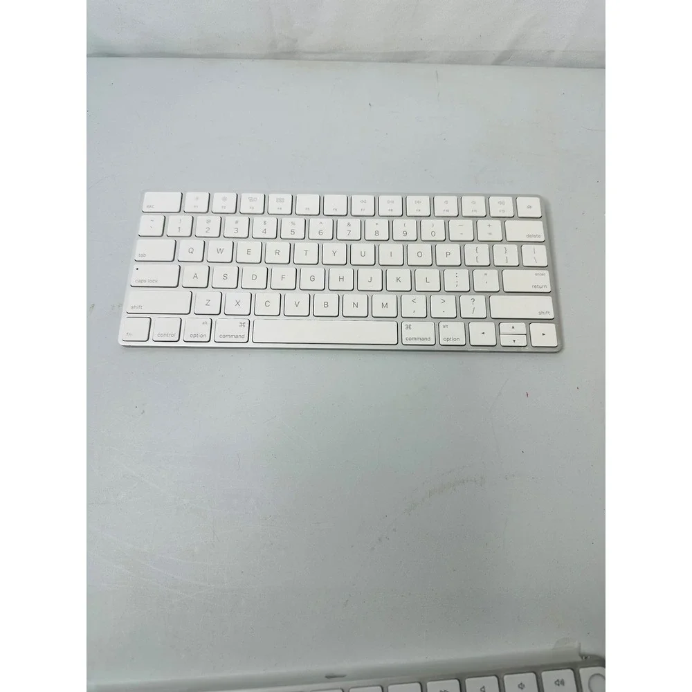 Apple Magic Keyboard A1644 EMC 2815 Wireless Bluetooth Silver Full Size
